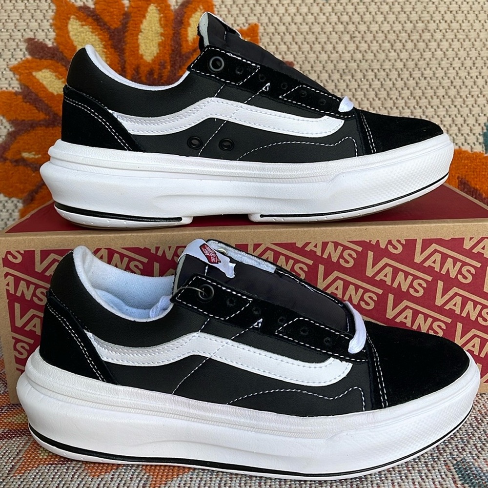 Vans WMNS Oid Skool Over
Black/White
VN0A7Q5EBA2
Sneakers Platforms